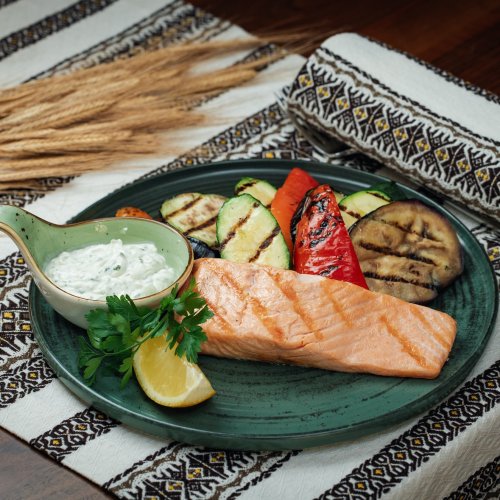 Lachsfilet mit saisonalem  Gemüse