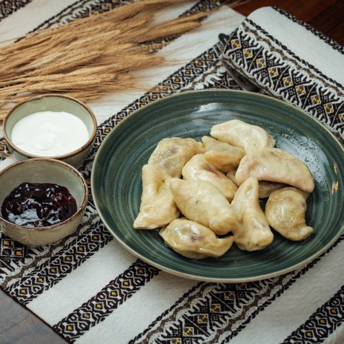 Wareniki mit Kirschen, dazu Sauerrahm