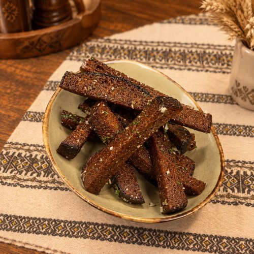 Knusprige Schwarzbrot-Croutons mit Knoblauch