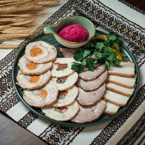 Rustikale Fleischplatte mit ukrainischen Spezialitäten