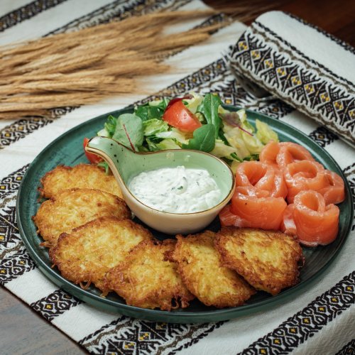 Kartoffelpüffer mit zartem Lachs und Sauerrahm