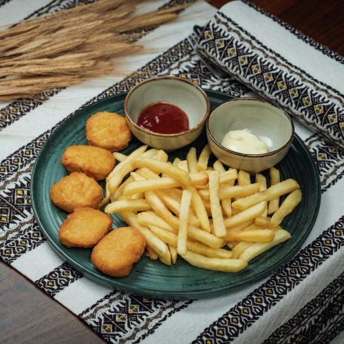 Pommes frites mit Nuggets